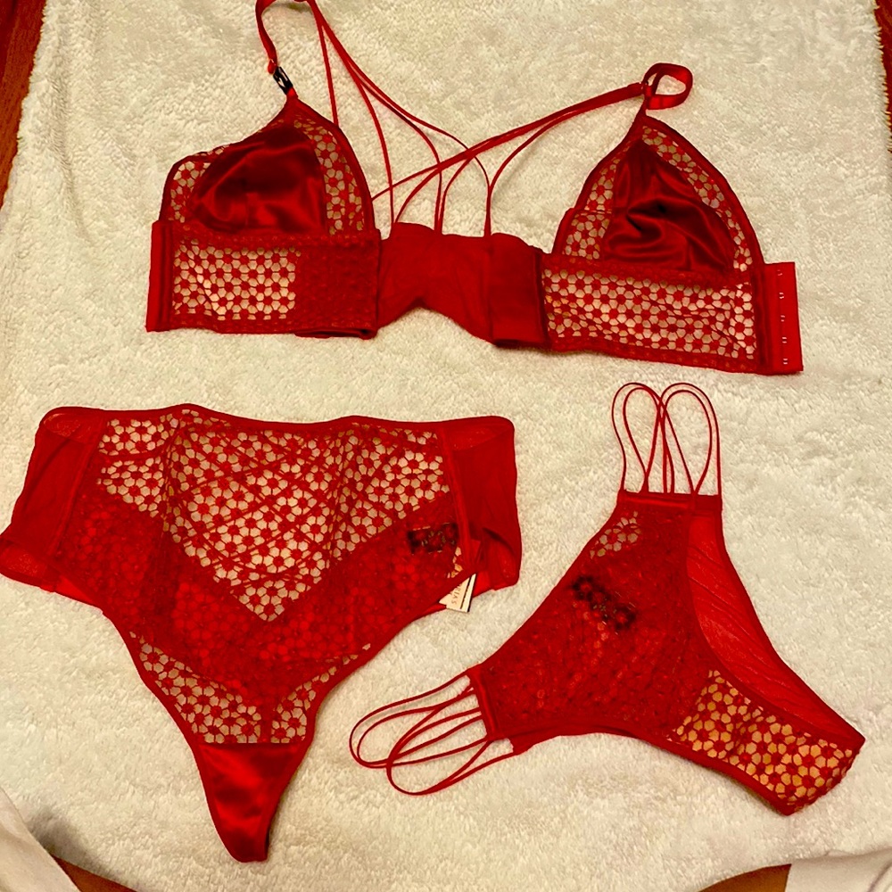 A set of 3 Victoria secrets bra thong pantie
